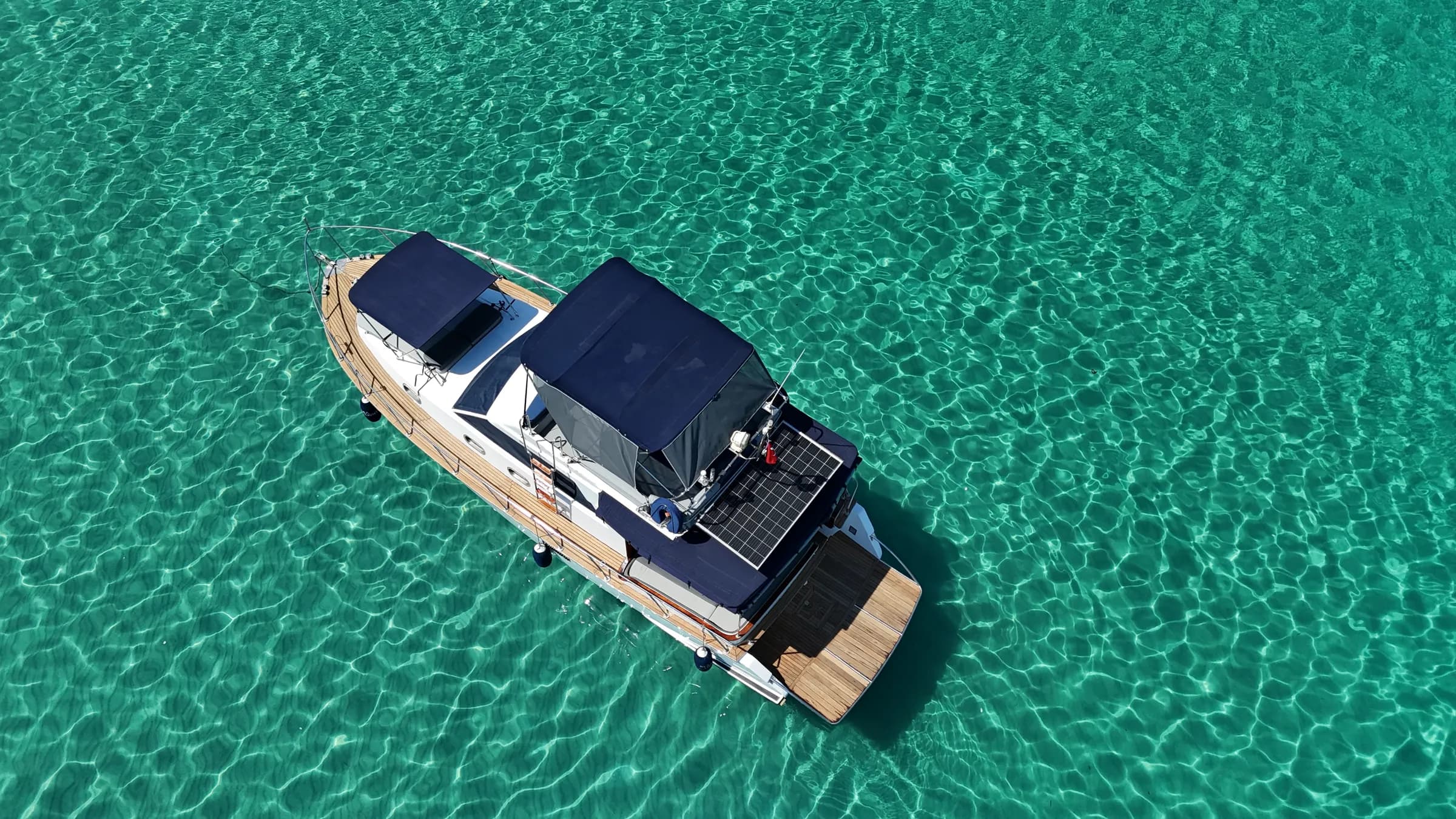 Sea Light Yacht - Dikili Bademli tekne kiralama, turkuaz koyda havadan görünüm